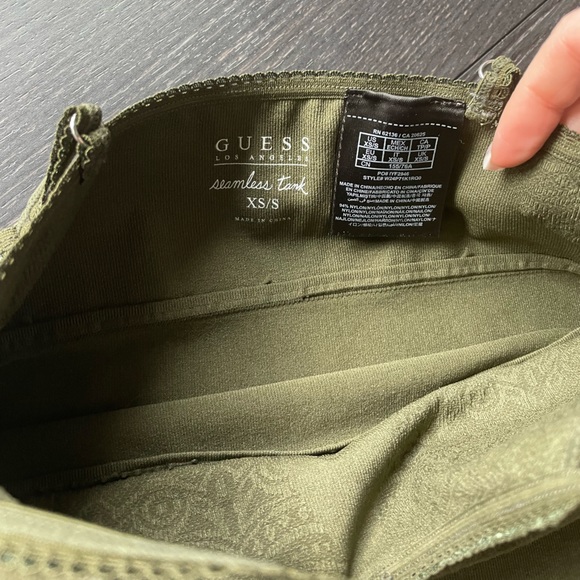 ⭐️3/$50 Lot of 2 XS/S Seamless Guess Tanks Built in Bra - Picture 13 of 14